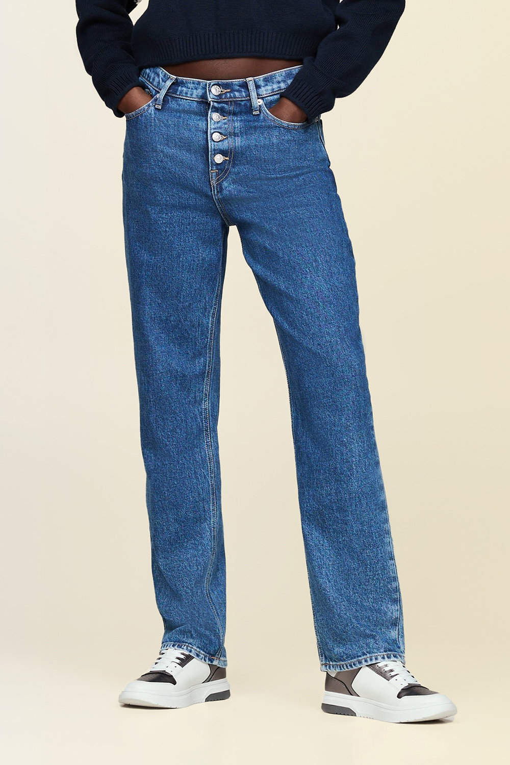 תמונת כל הלוק של נעלי סניקרס